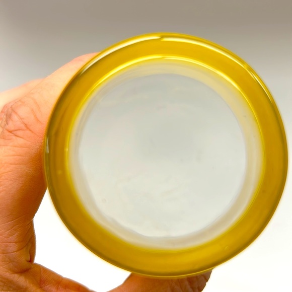 Vintage set of 4 frosted tumblers with gold rimming - Picture 4 of 5